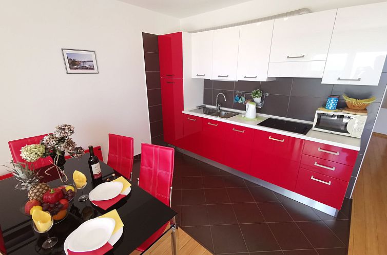 Appartement in Selce mit Balkon