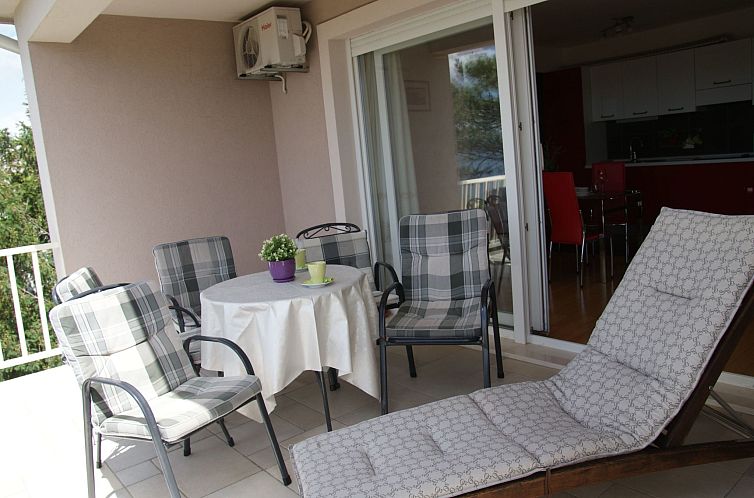 Appartement in Selce mit Balkon