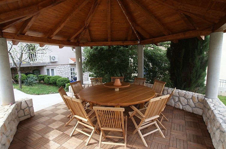 Appartement in Selce mit Balkon