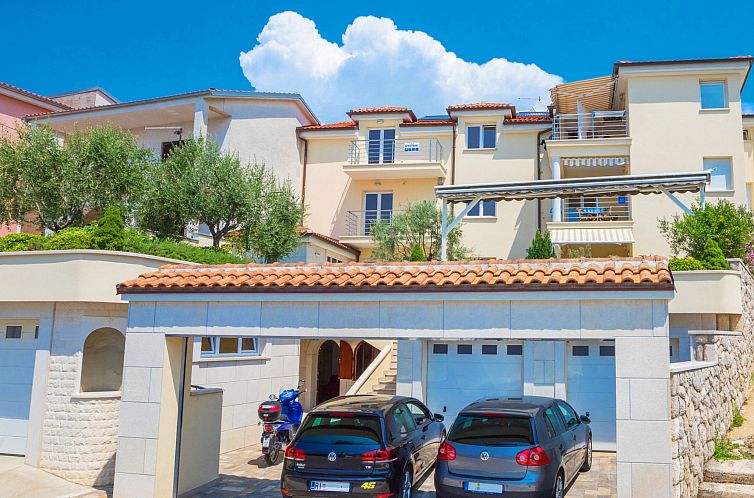 Guest house 1041949 - Apartment Kvarner - Appartement BOZIDAR 1 zuti / HR-10438-01