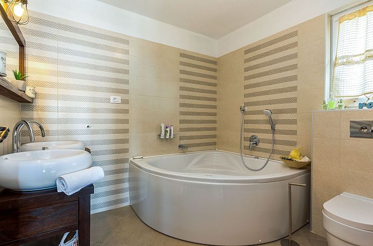 Vakantiehuis Meerblick Ferienvilla Haus Lucija mit Pool