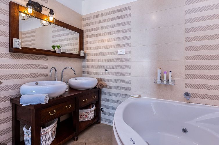 Vakantiehuis Meerblick Ferienvilla Haus Lucija mit Pool