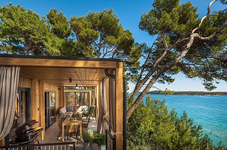 Entspannen Sie sich auf der Veranda des Hilltop Green Home Spectacular Seaview in Banjol, Kvarner, mit atemberaubendem Meerblick und gruener Umgebung.