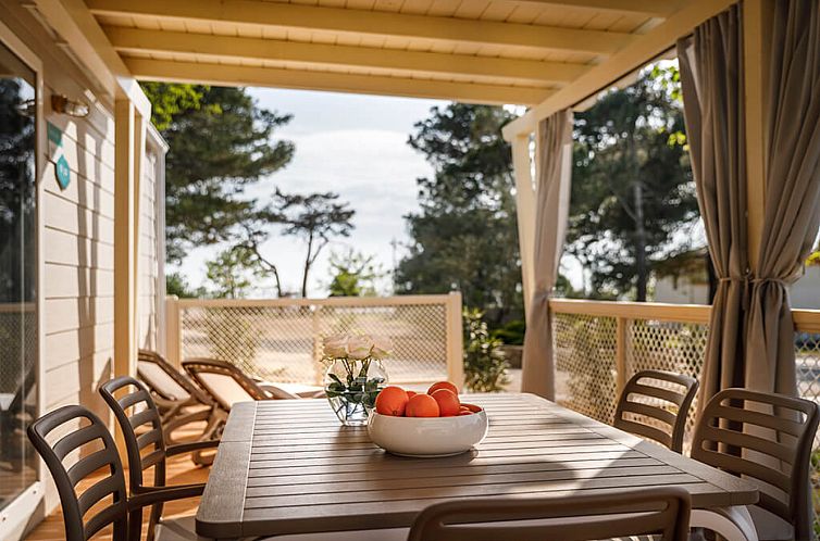 Entspannen Sie sich auf der Veranda des Marine Home, einem Ferienhaus in Banjol, Kvarner, Kroatien, umgeben von ruhiger Natur.