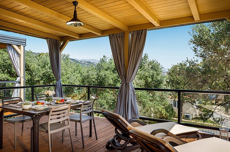 Ontspan op de veranda van Padova Suite, een vakantiehuis in Banjol, Kvarner, Kroatie, met een adembenemend uitzicht op de groene omgeving.