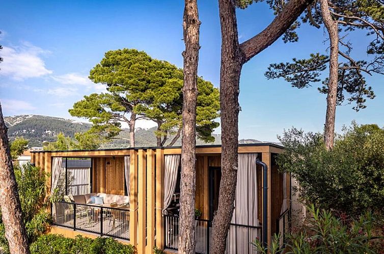 Das Ferienhaus Hilltop Green Home in Banjol, Kvarner, Kroatien, bietet eine wunderschoene Terrasse und eine natuerliche Umgebung fuer einen entspannten Aufenthalt.