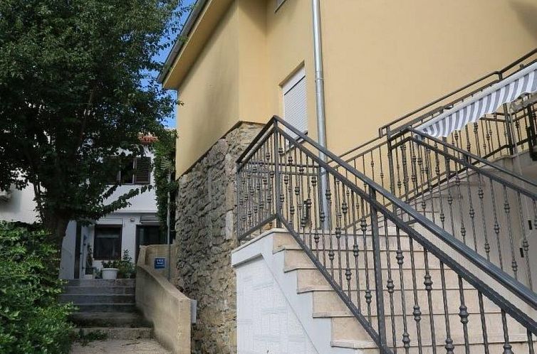 Vakantiehuis Renoviertes Ferienhaus in Baska mit Terrasse