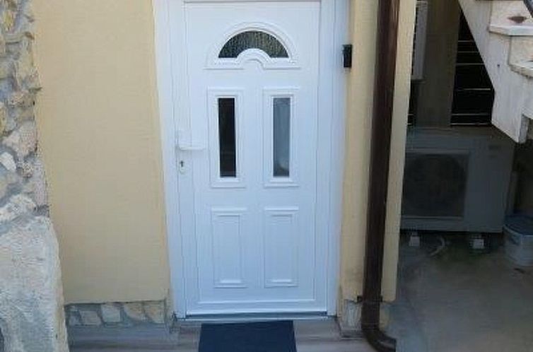 Vakantiehuis Renoviertes Ferienhaus in Baska mit Terrasse