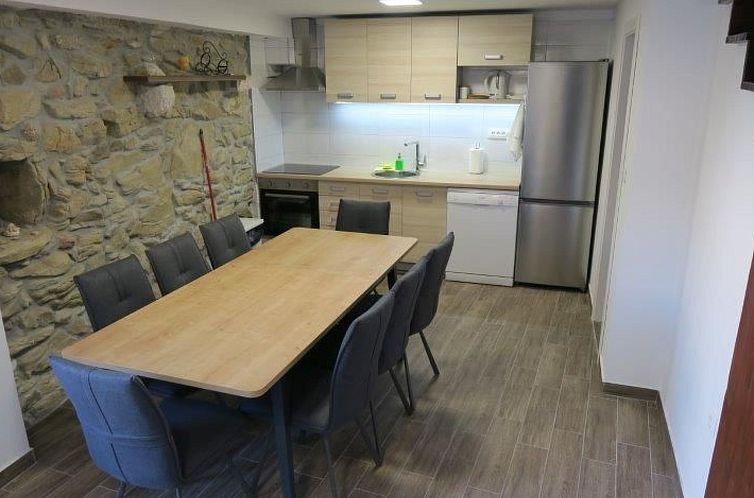 Vakantiehuis Renoviertes Ferienhaus in Baska mit Terrasse