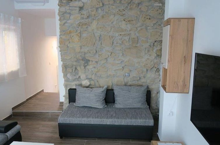 Vakantiehuis Renoviertes Ferienhaus in Baska mit Terrasse