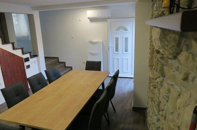 Vakantiehuis Renoviertes Ferienhaus in Baska mit Terrasse