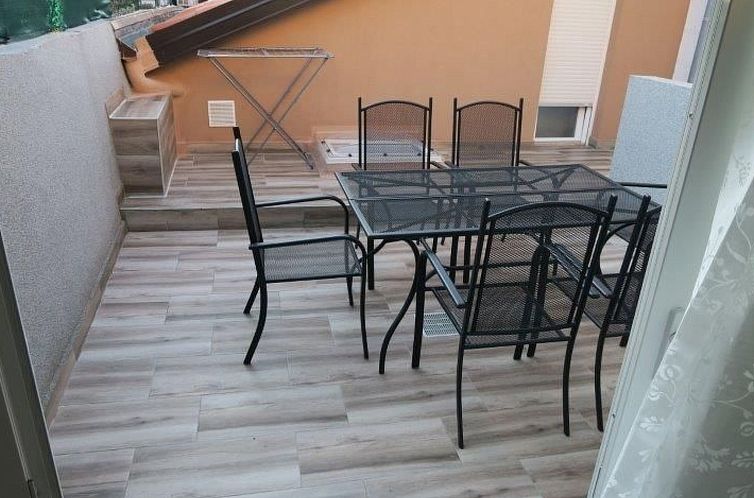 Vakantiehuis Renoviertes Ferienhaus in Baska mit Terrasse
