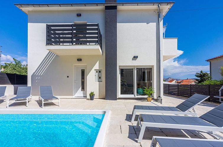 Vakantiehuis Villa mit privatem Pool für 8 Personen auf der