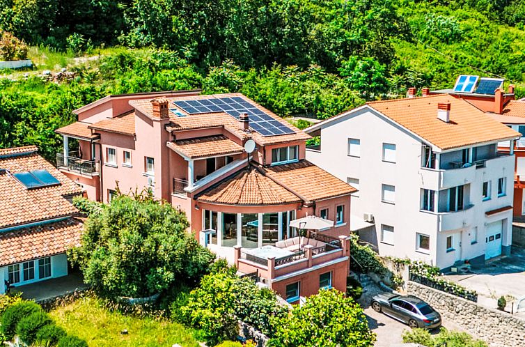 Appartement Modernes Apartment mit großer Terrasse und Gril