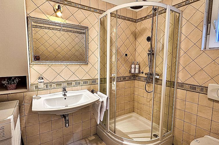 Appartement Modernes Apartment mit großer Terrasse und Gril