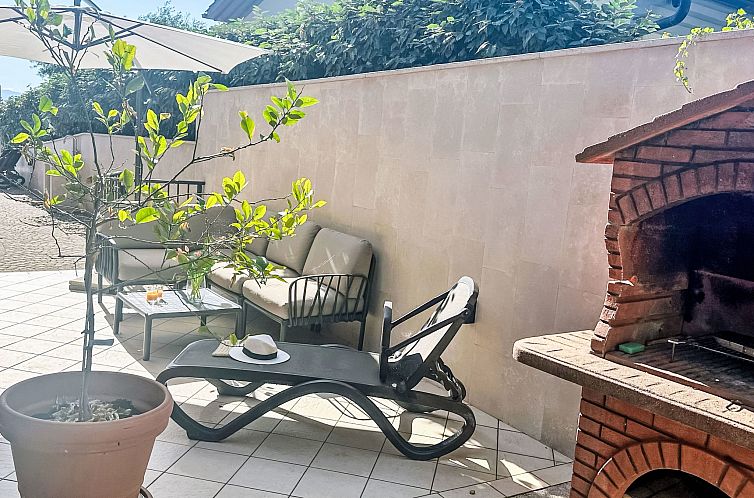 Appartement Modernes Apartment mit großer Terrasse und Gril
