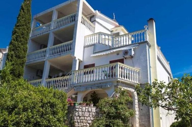 Guest house 1044222 - Apartment Kvarner - Appartement Appartement in Dramalj mit Möbliertem Balkon