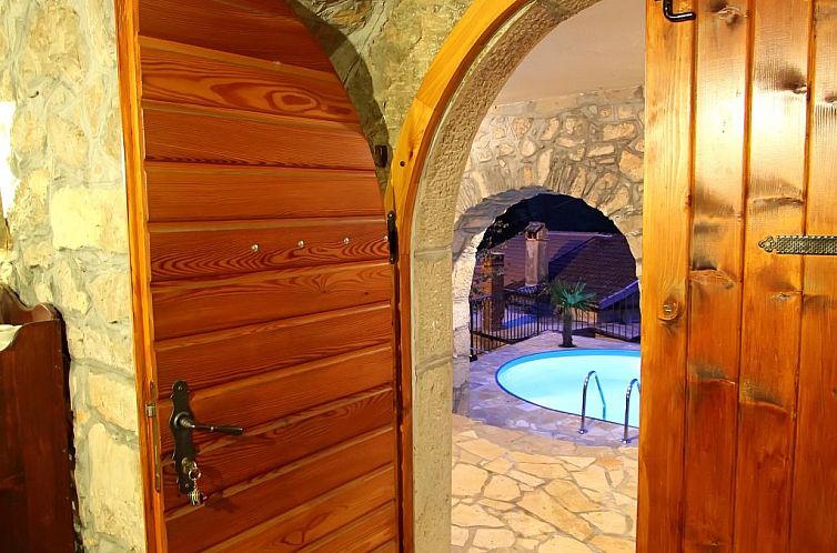 Guest house 1044450 - Holiday property Kvarner - Vakantiehuis in Lovranska Draga mit großem Kamin