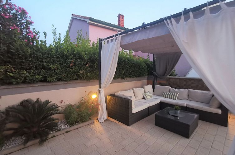 Vakantiehuis Villa Summer Escape in Barbat mit Garten und Au