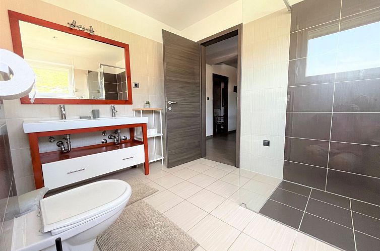 Vakantiehuis Villa Summer Escape in Barbat mit Garten und Au