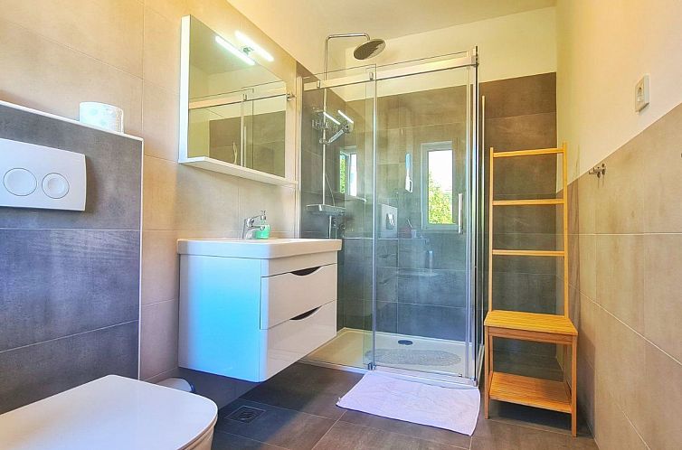 Appartement Große Wohnung in Palit mit Privatem Balkon