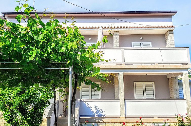 Appartement Große Wohnung in Palit mit Privatem Balkon