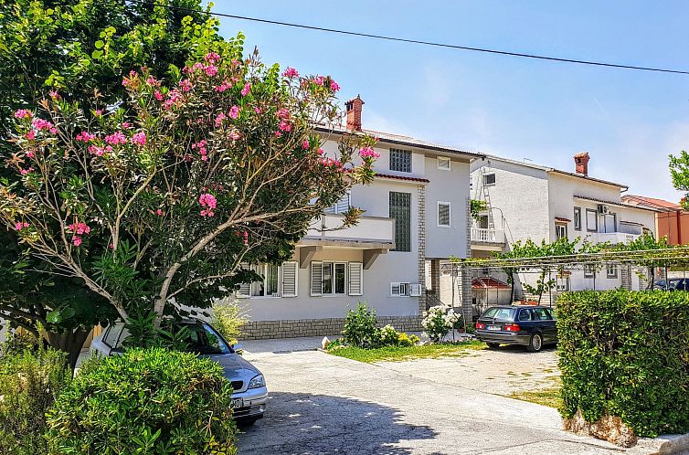 Appartement Große Wohnung in Palit mit Privatem Balkon