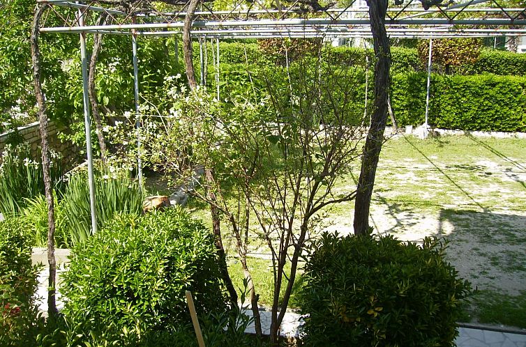 Appartement Große Wohnung in Palit mit Privatem Balkon