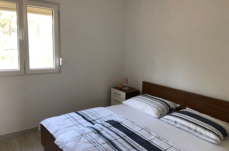 Vakantiehuis mit grünem Garten und Meerblick