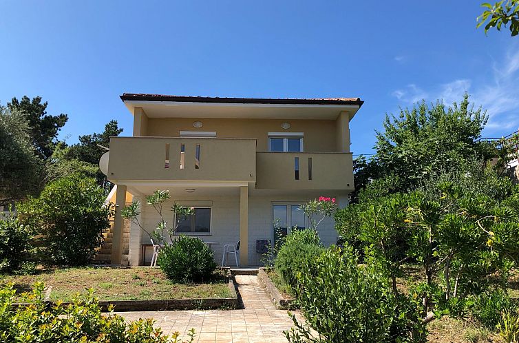 Vakantiehuis mit grünem Garten und Meerblick