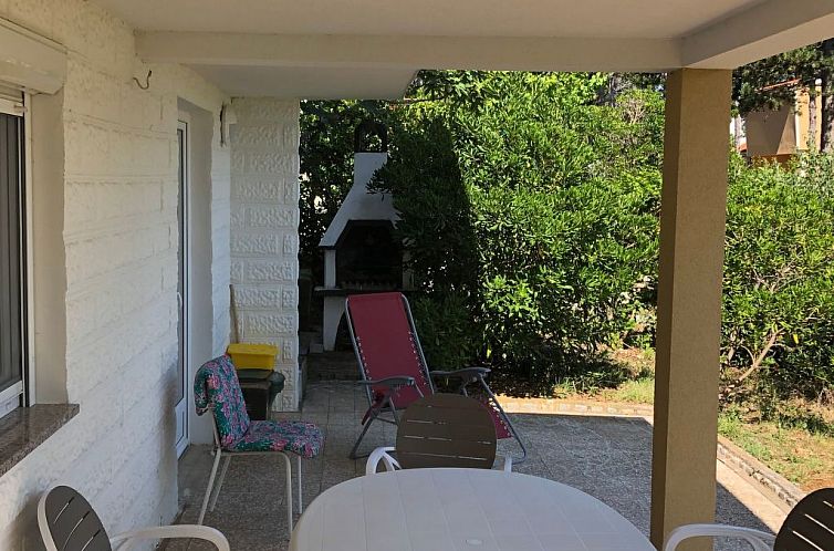 Vakantiehuis mit grünem Garten und Meerblick