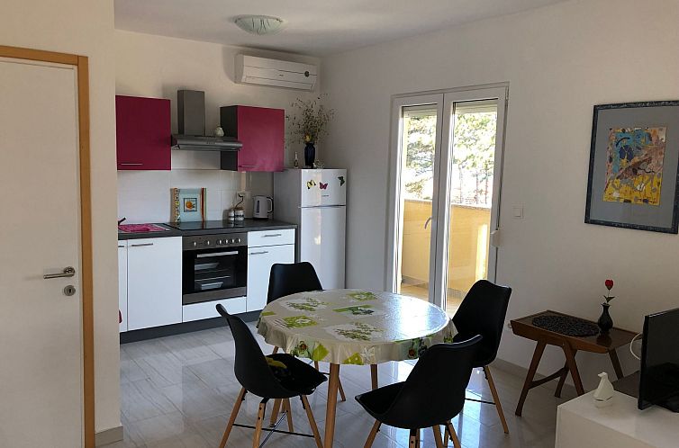 Vakantiehuis mit grünem Garten und Meerblick