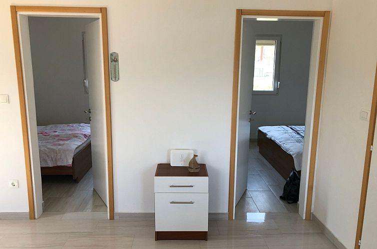 Vakantiehuis mit grünem Garten und Meerblick