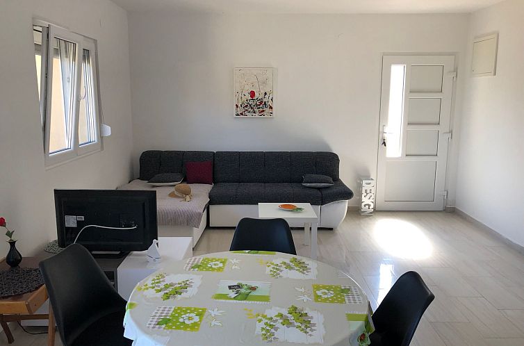 Vakantiehuis mit grünem Garten und Meerblick