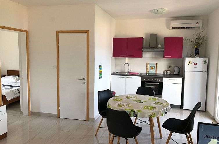 Vakantiehuis mit grünem Garten und Meerblick