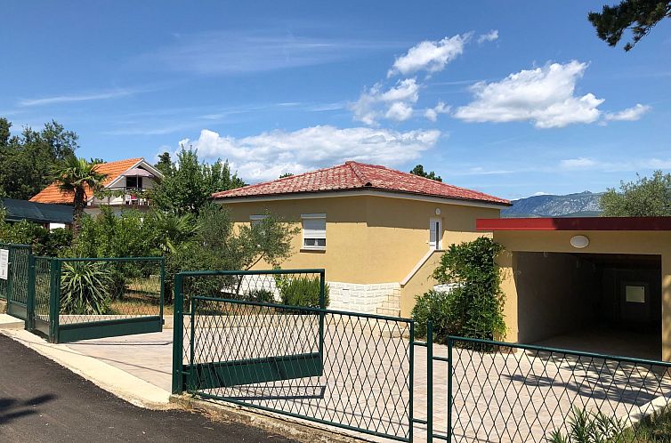 Vakantiehuis mit grünem Garten und Meerblick