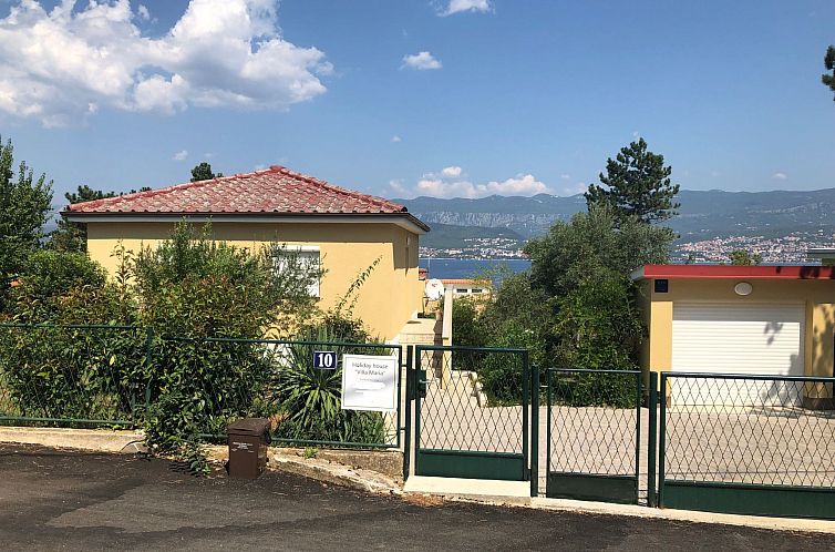 Vakantiehuis mit grünem Garten und Meerblick