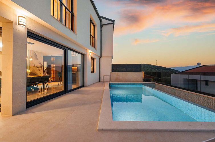 Vakantiehuis Brandneue Villa - Pool mit Panoramablick aufs M