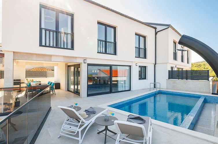 Vakantiehuis Brandneue Villa - Pool mit Panoramablick aufs M