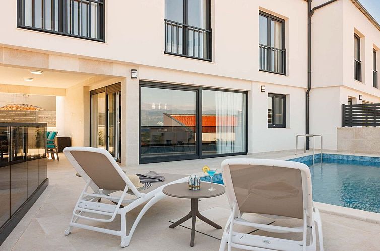 Vakantiehuis Brandneue Villa - Pool mit Panoramablick aufs M