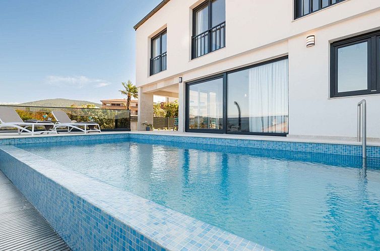 Vakantiehuis Brandneue Villa - Pool mit Panoramablick aufs M