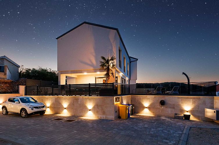 Vakantiehuis Brandneue Villa - Pool mit Panoramablick aufs M