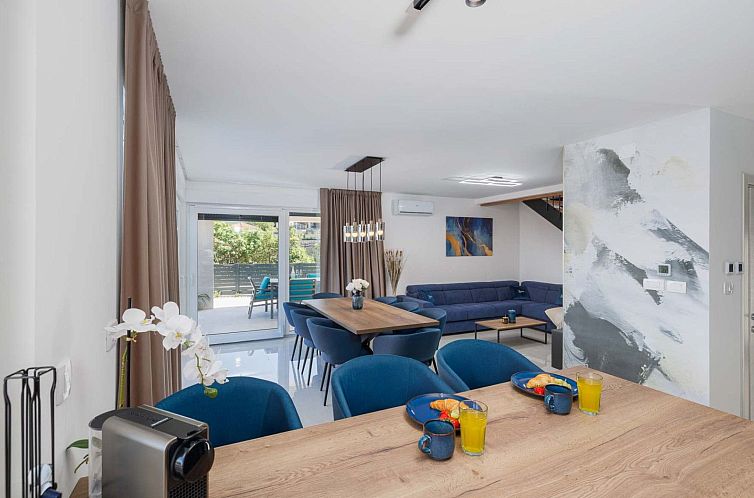 Vakantiehuis Brandneue Villa - Pool mit Panoramablick aufs M