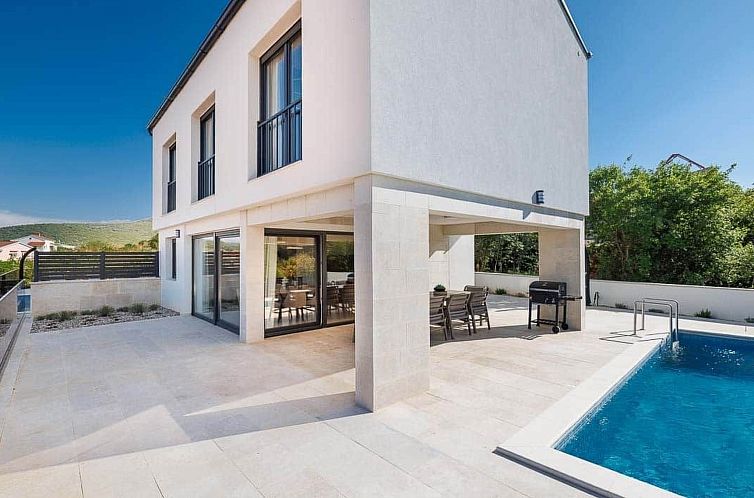 Vakantiehuis Brandneue Villa -beheizter Pool mit schönem Me