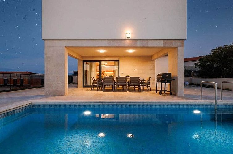 Vakantiehuis Brandneue Villa -beheizter Pool mit schönem Me