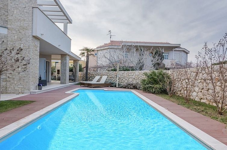 Vakantiehuis Luxuriöse Villa White Rose mit Pool in der Nä