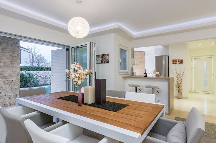 Vakantiehuis Luxuriöse Villa White Rose mit Pool in der Nä