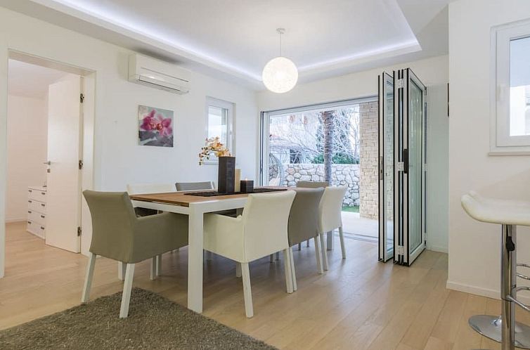 Vakantiehuis Luxuriöse Villa White Rose mit Pool in der Nä