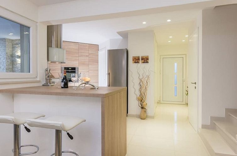 Vakantiehuis Luxuriöse Villa White Rose mit Pool in der Nä