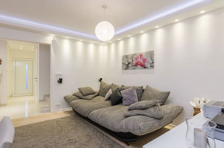 Vakantiehuis Luxuriöse Villa White Rose mit Pool in der Nä